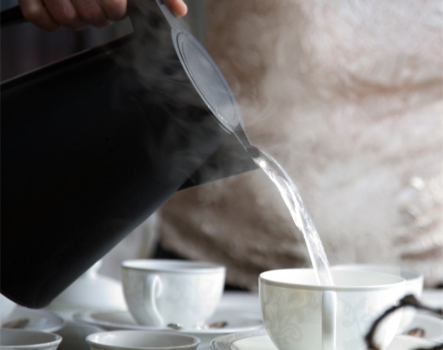 喉嚨痛、嗓子疼、熱水、喝水-康興醫(yī)療器械官網(wǎng)